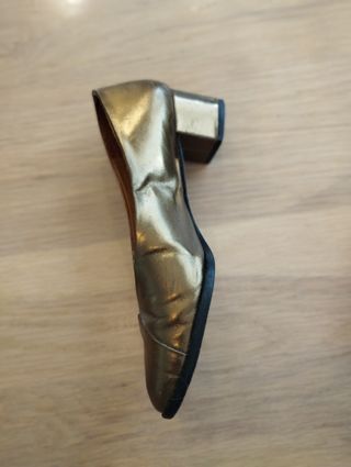 Zapato tacón dorado Eva VS. Maria