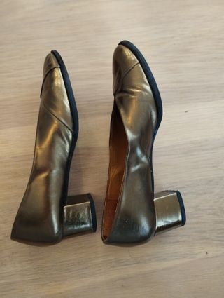 Zapato tacón dorado Eva VS. Maria