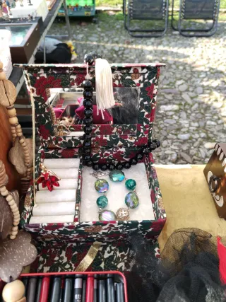 Portagioie floreale con specchio