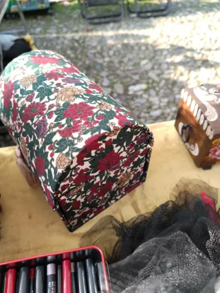 Portagioie floreale con specchio