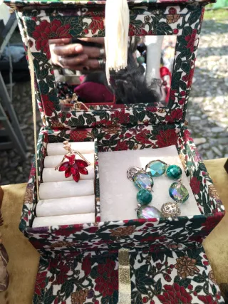 Portagioie floreale con specchio