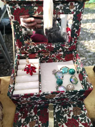 Portagioie floreale con specchio