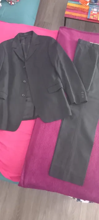 Traje de chico negro como nuevo