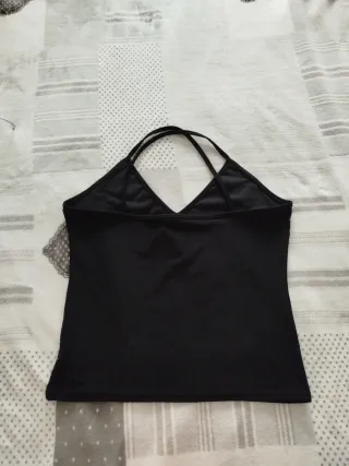 Top con scollo a V e strass