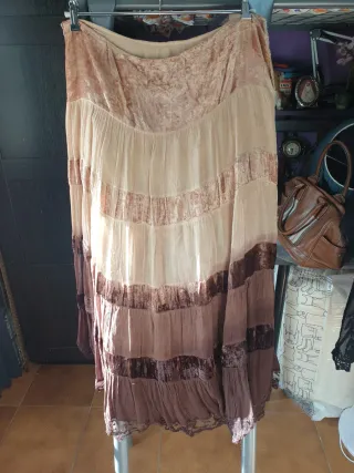 Falda larga vaporosa beige y marrón
