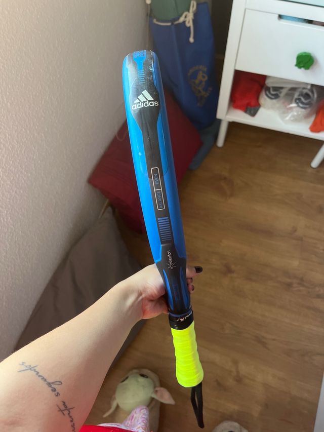 Pala de pádel Adidas Essnova