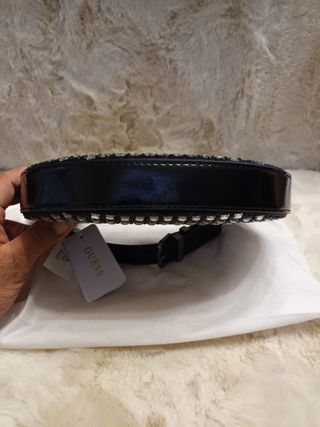 Guess Borsa Mezzaluna LUA Nera Borchie Argento