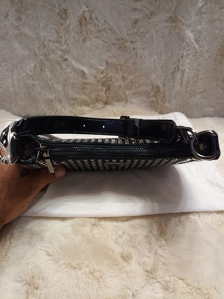 Guess Borsa Mezzaluna LUA Nera Borchie Argento