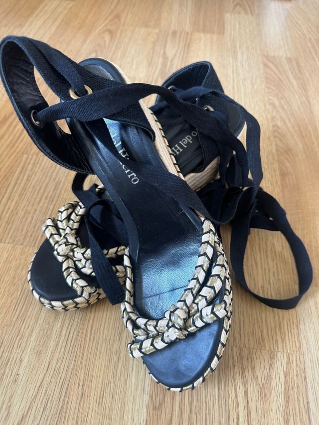 Sandalias Pedro del Hierro negras y doradas