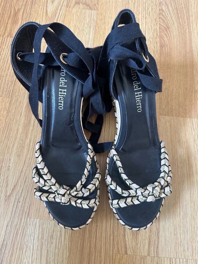 Sandalias Pedro del Hierro negras y doradas