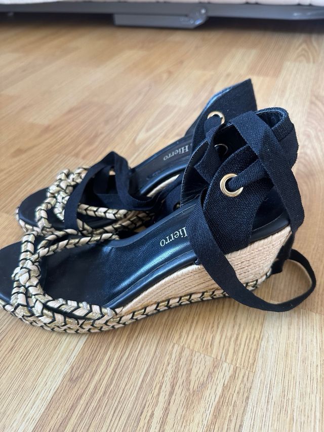 Sandalias Pedro del Hierro negras y doradas