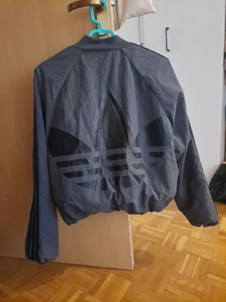Bomber Adidas Negra y Gris