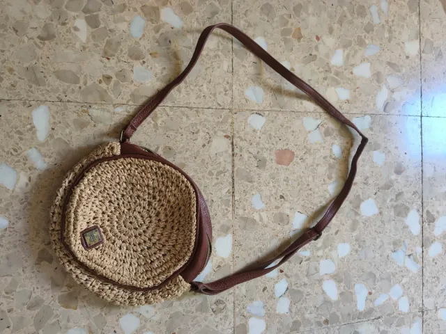 Bolso de verano redondo beige y marrón