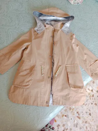 Gabardina niña beige y plateada