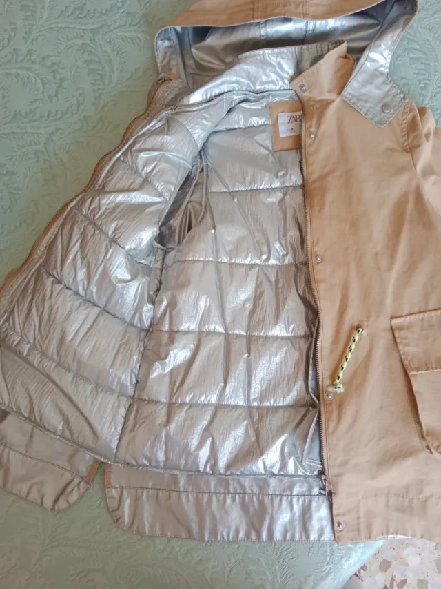 Gabardina niña beige y plateada
