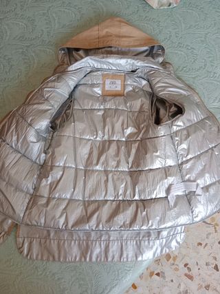 Gabardina niña beige y plateada