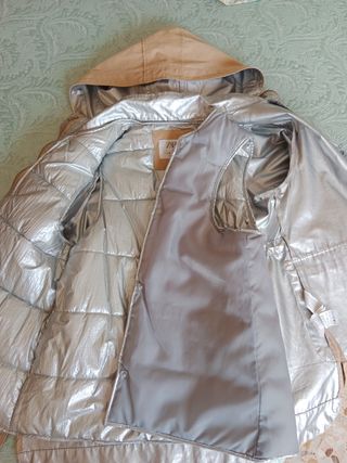 Gabardina niña beige y plateada