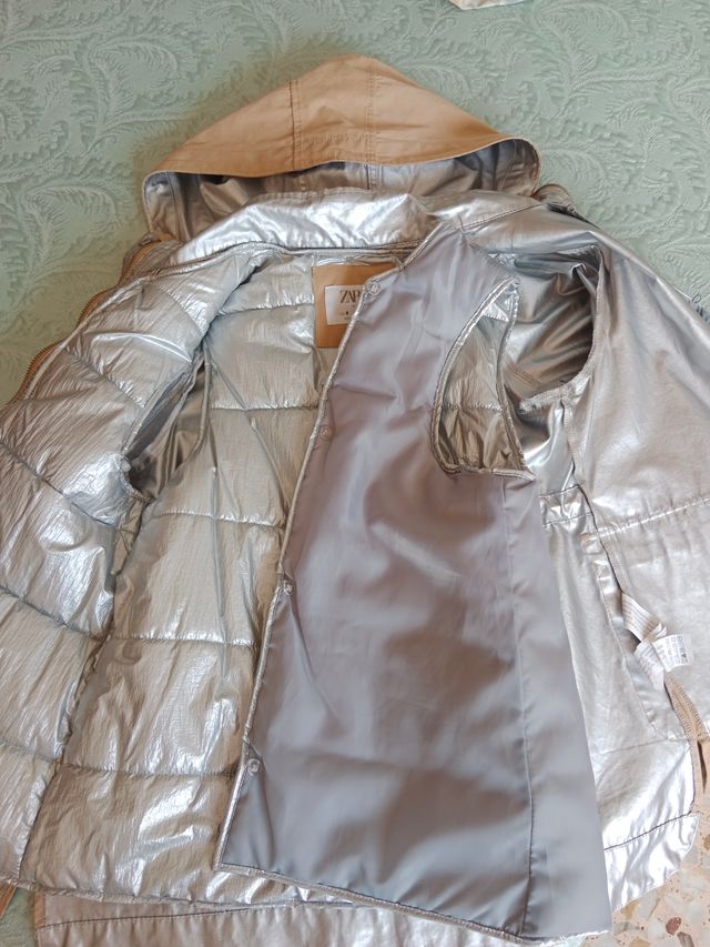 Gabardina niña beige y plateada