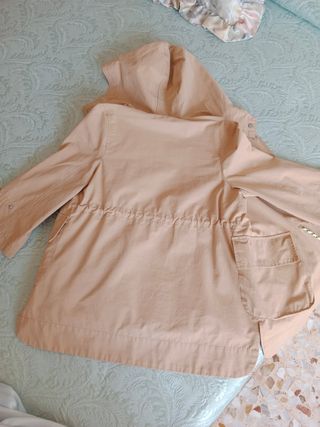 Gabardina niña beige y plateada