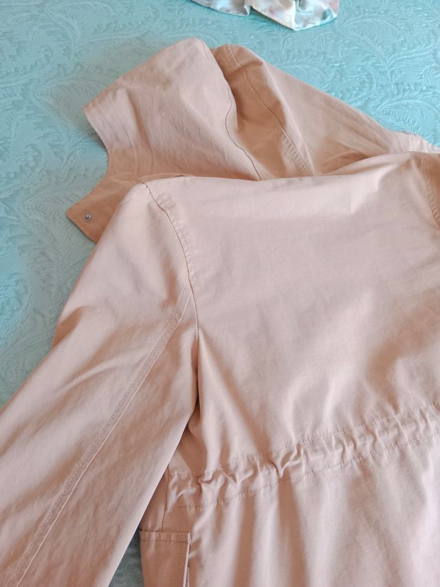 Gabardina niña beige y plateada