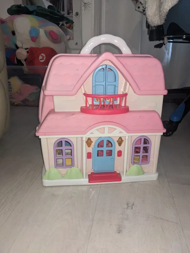 Casita de plástico rosa para jugar