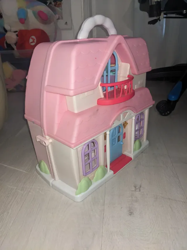 Casita de plástico rosa para jugar