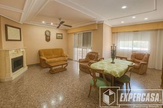 Casa adosada en venta en El Mercado en Manises