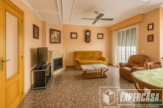 Casa adosada en venta en El Mercado en Manises
