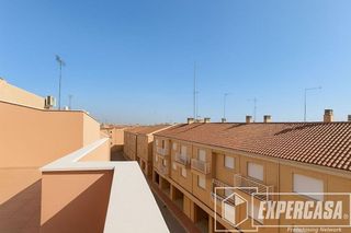 Casa adosada en venta en El Mercado en Manises