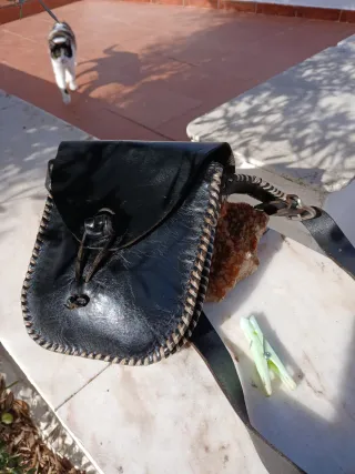 Bandolera de cuero grueso cosida a mano