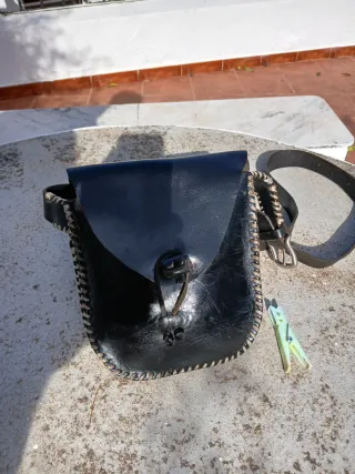 Bandolera de cuero grueso cosida a mano