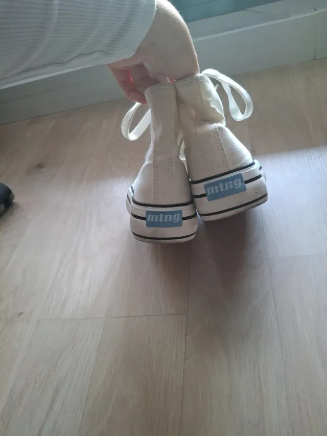 Zapatillas altas blancas estilo Converse