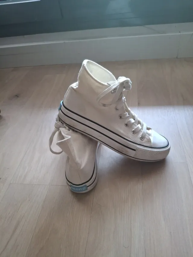Zapatillas altas blancas estilo Converse