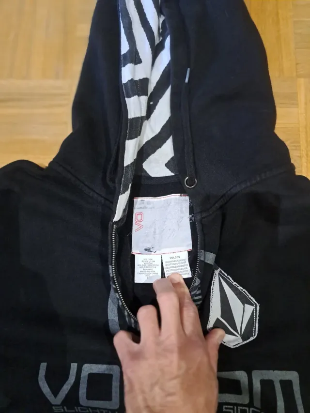 Chaqueta Volcom Negra con Capucha