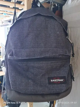 Mochila Eastpak de cuero marrón