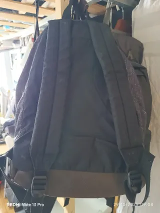 Mochila Eastpak de cuero marrón