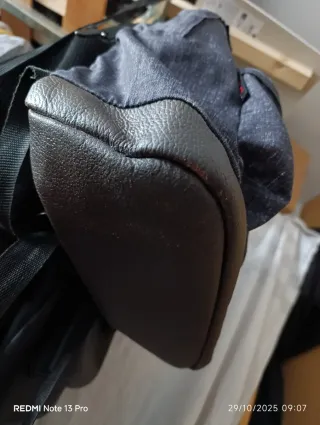 Mochila Eastpak de cuero marrón