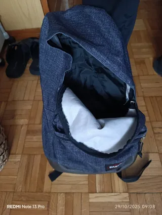 Mochila Eastpak de cuero marrón