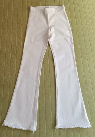 Pantalón flare beige con flecos