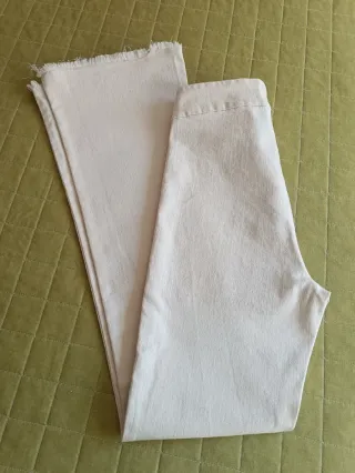 Pantalón flare beige con flecos