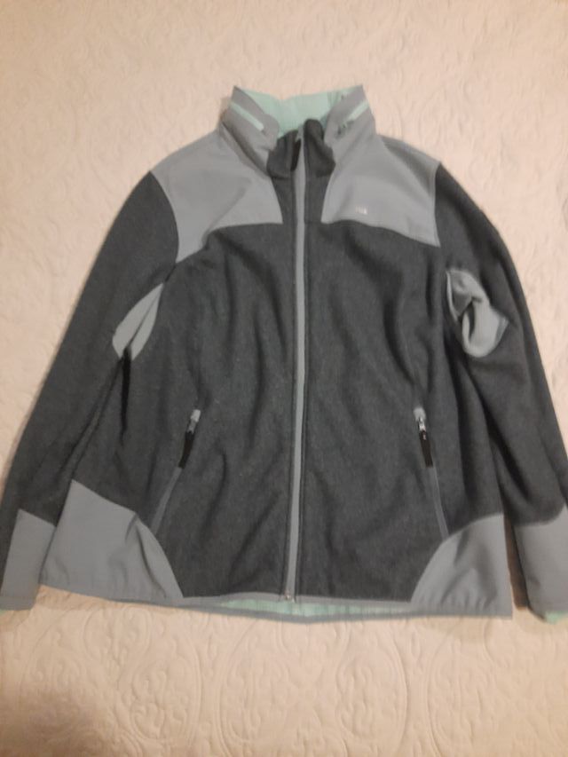 Chaqueta polar Quechua gris y verde