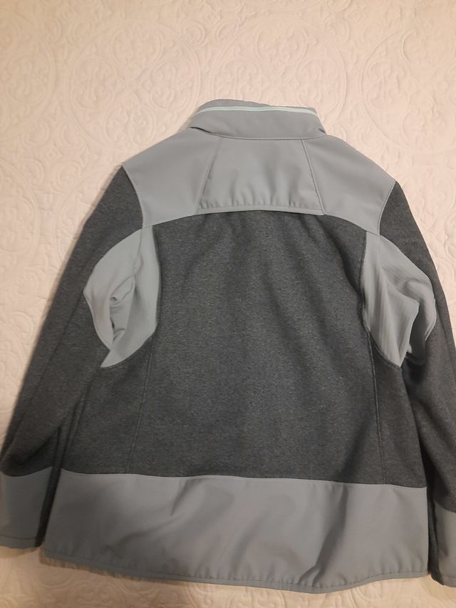 Chaqueta polar Quechua gris y verde