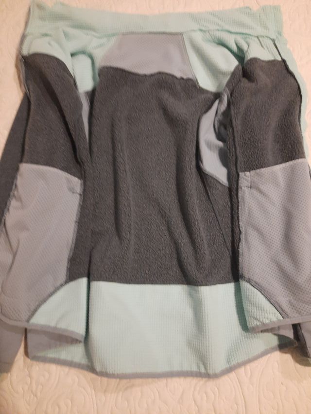 Chaqueta polar Quechua gris y verde