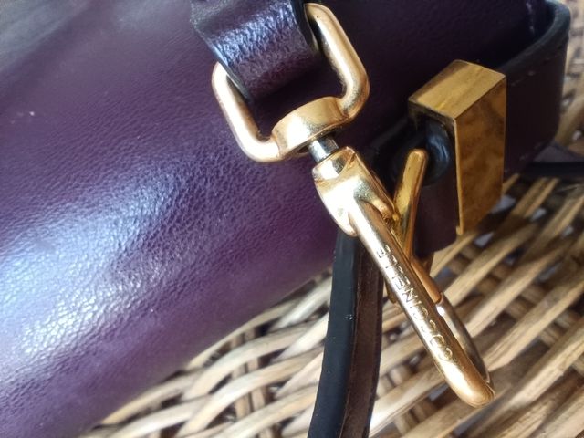 Borsetta Coccinelle viola con dettagli oro