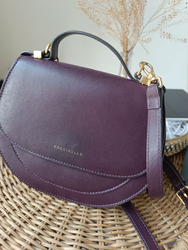 Borsetta Coccinelle viola con dettagli oro