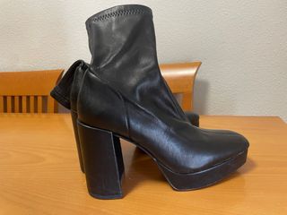 Botín negro efecto calcetín tacón alto