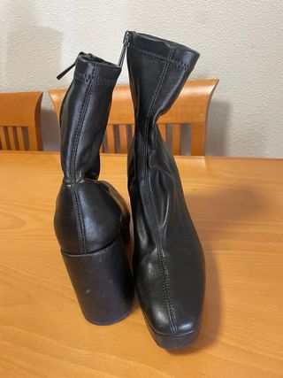 Botín negro efecto calcetín tacón alto