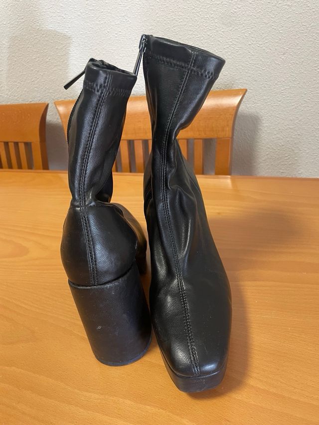 Botín negro efecto calcetín tacón alto