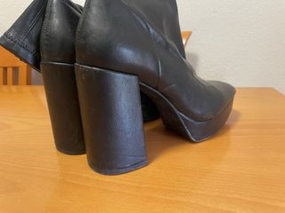 Botín negro efecto calcetín tacón alto