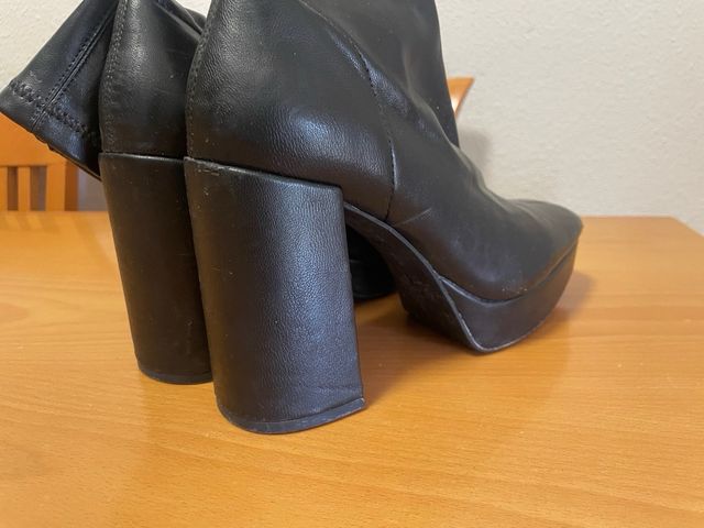 Botín negro efecto calcetín tacón alto